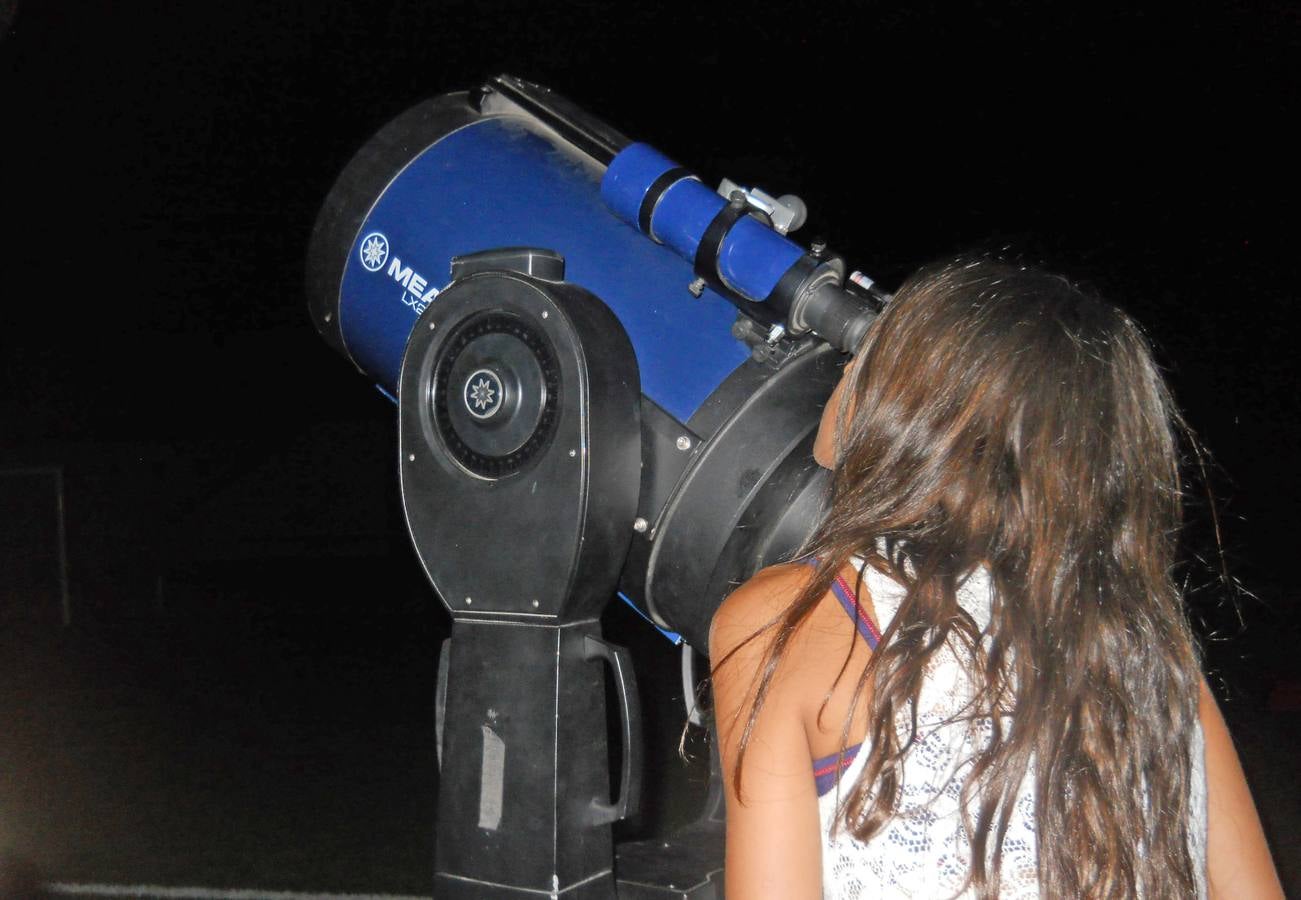 Una joven campanariense realizando una observación nocturna en el firmamento. 